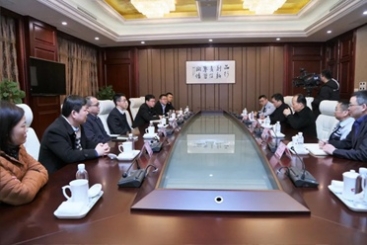 中共桐鄉(xiāng)市委書記于會(huì)游到中國巨石走訪慰問
